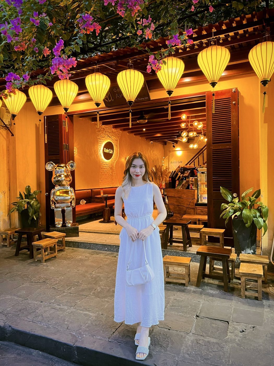 Khung cảnh lên đèn lung linh trong lòng Phố cổ Hội An