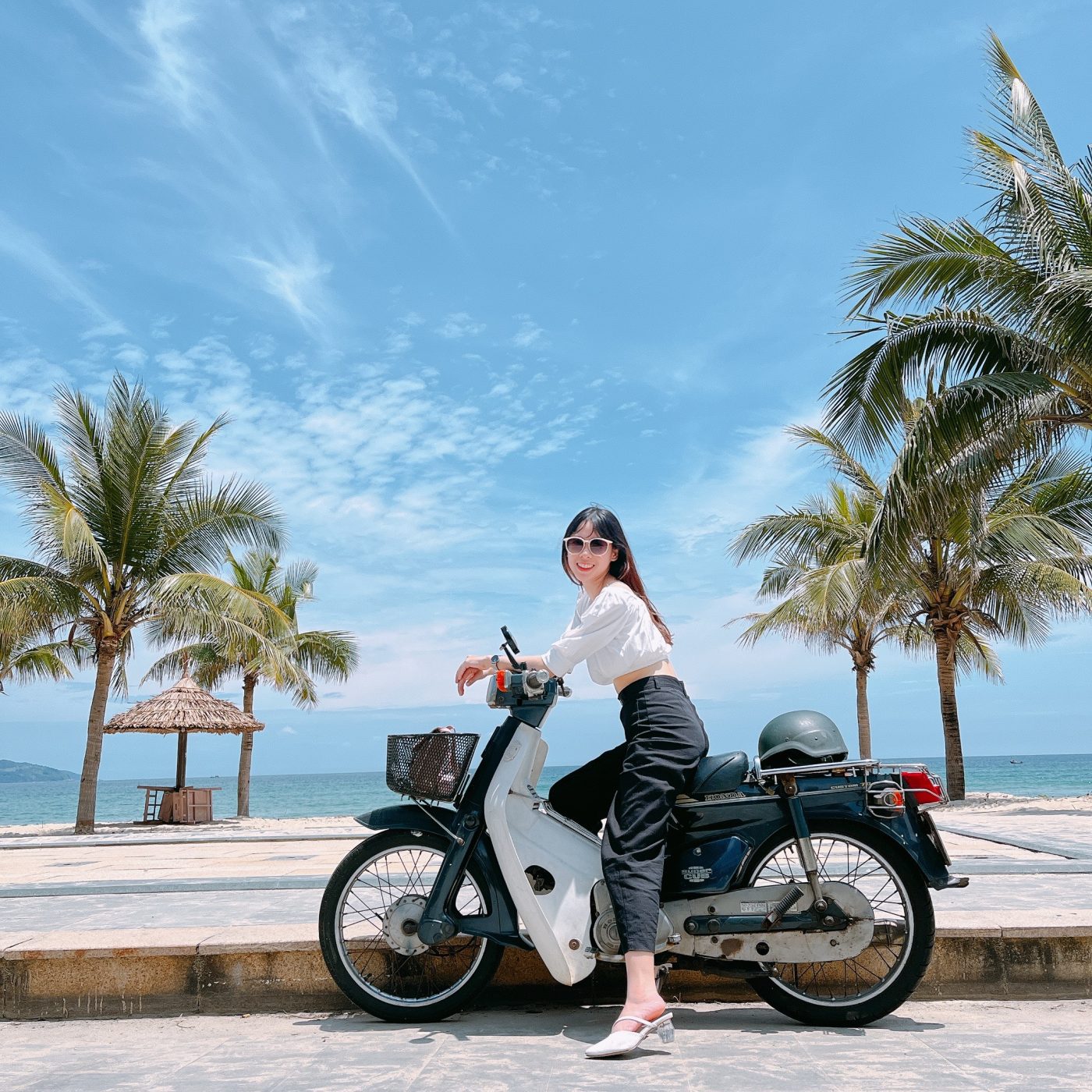Check in bãi biển Mỹ Khê khi Du lịch Đà Nẵng Hội An vào mùa hè