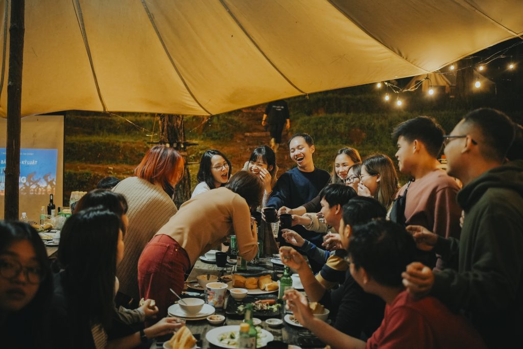 Cùng nhau ăn uống ở khu cắm trại
