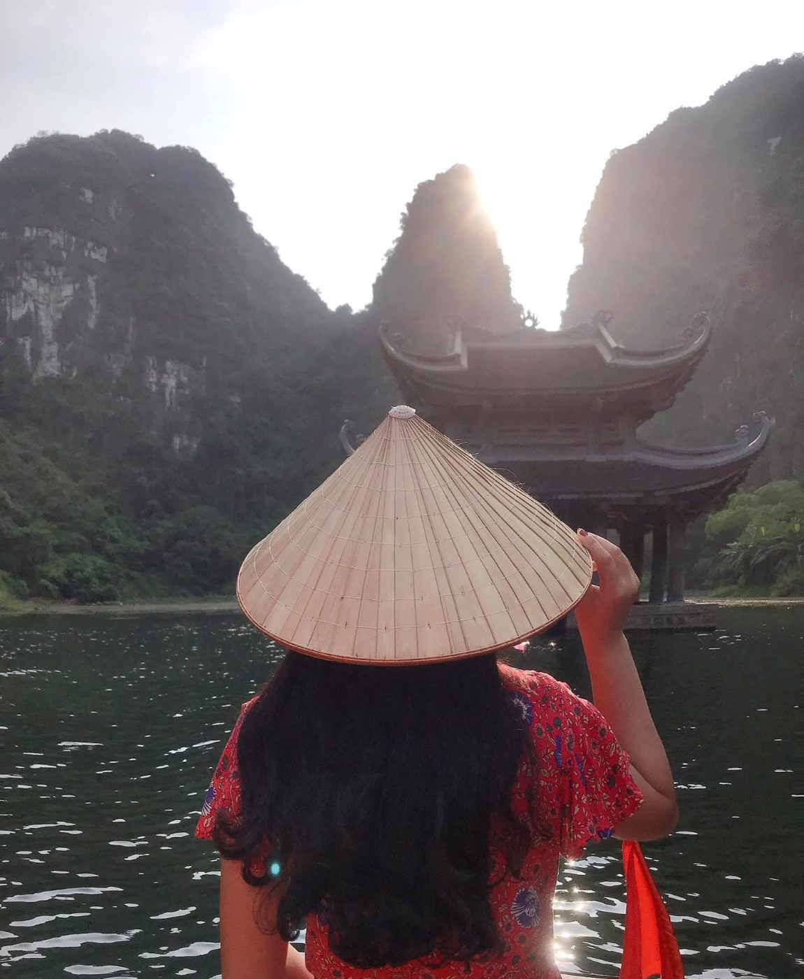 Du lịch Tràng An - Ninh Bình với hoạt đồng chèo thuyền du ngoạn khung cảnh nơi đây