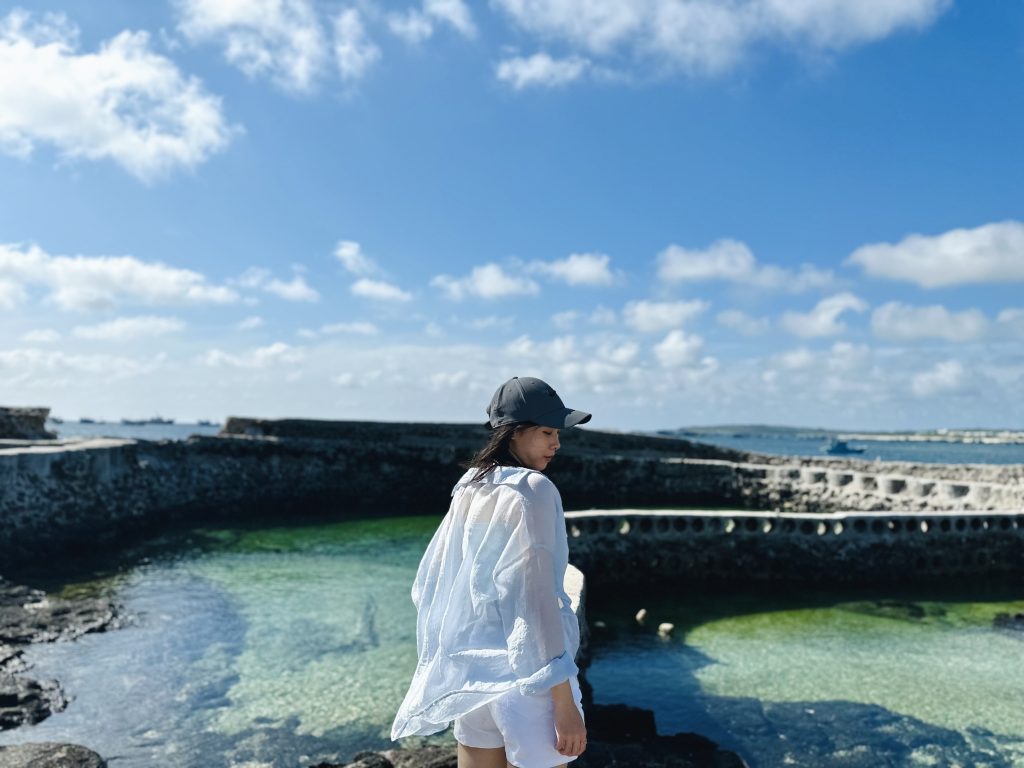 Nước biển trong xanh ở Mộ Thầy đào Phú Quý