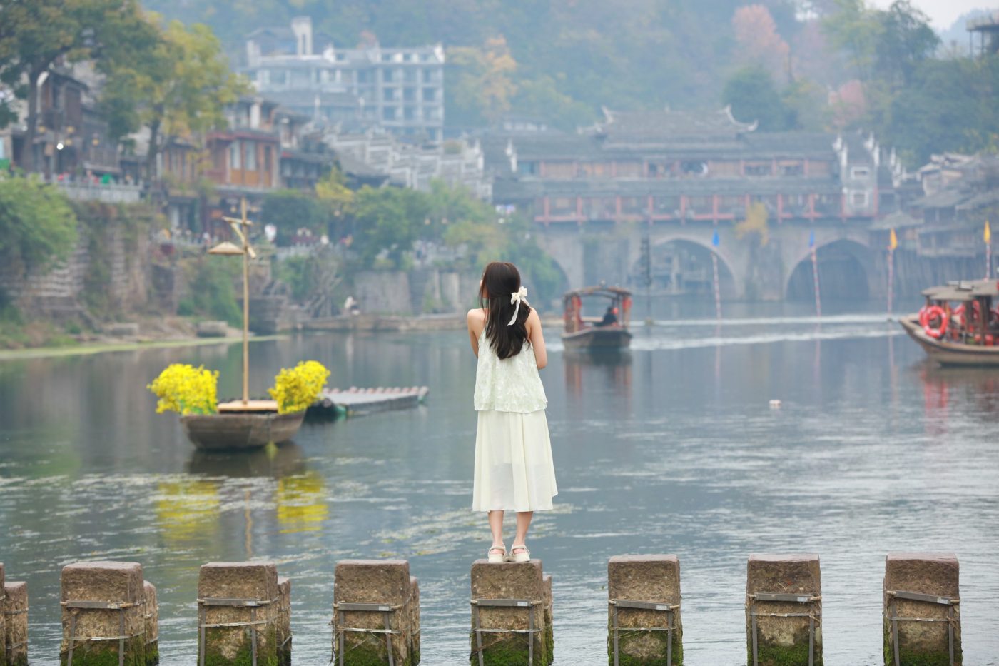 Cầu đá nhảy với khung cảnh nên thơ ở Phượng Hoàng Cổ Trấn