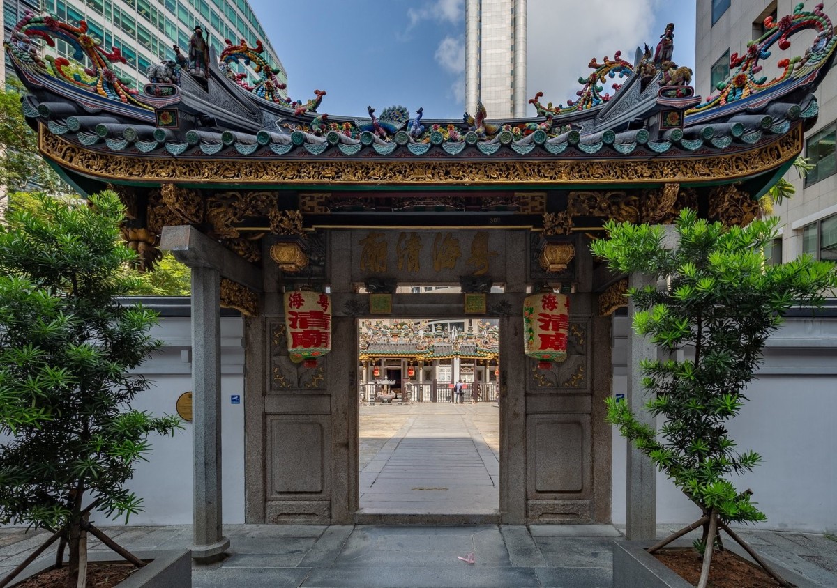Cổng vào Đền Yueh Hai Ching Temple khi đến Du lịch tâm linh Singapore