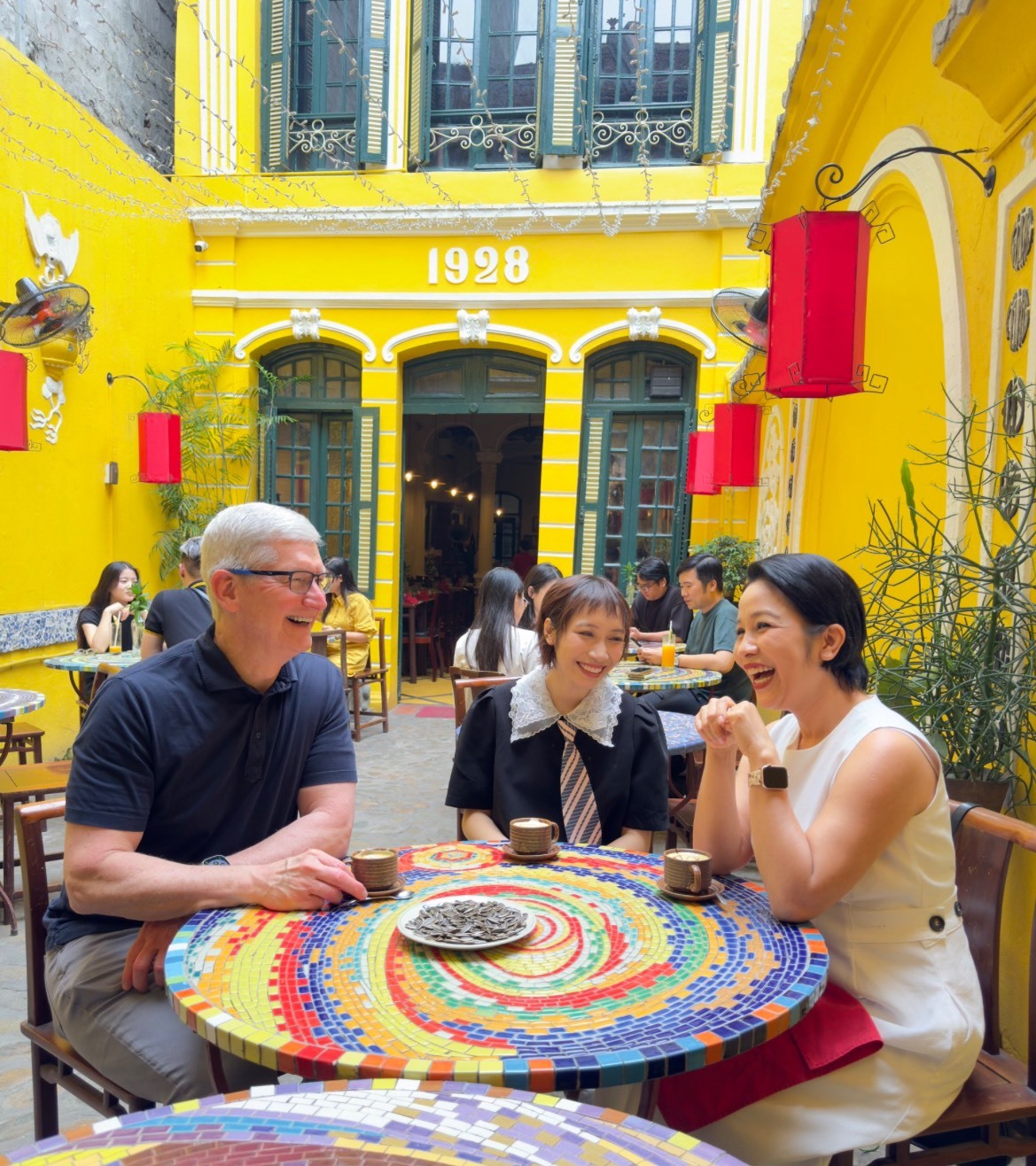 Tim Cook đến Việt Nam và uống cà phê trứng cùng ca sĩ Mỹ Linh