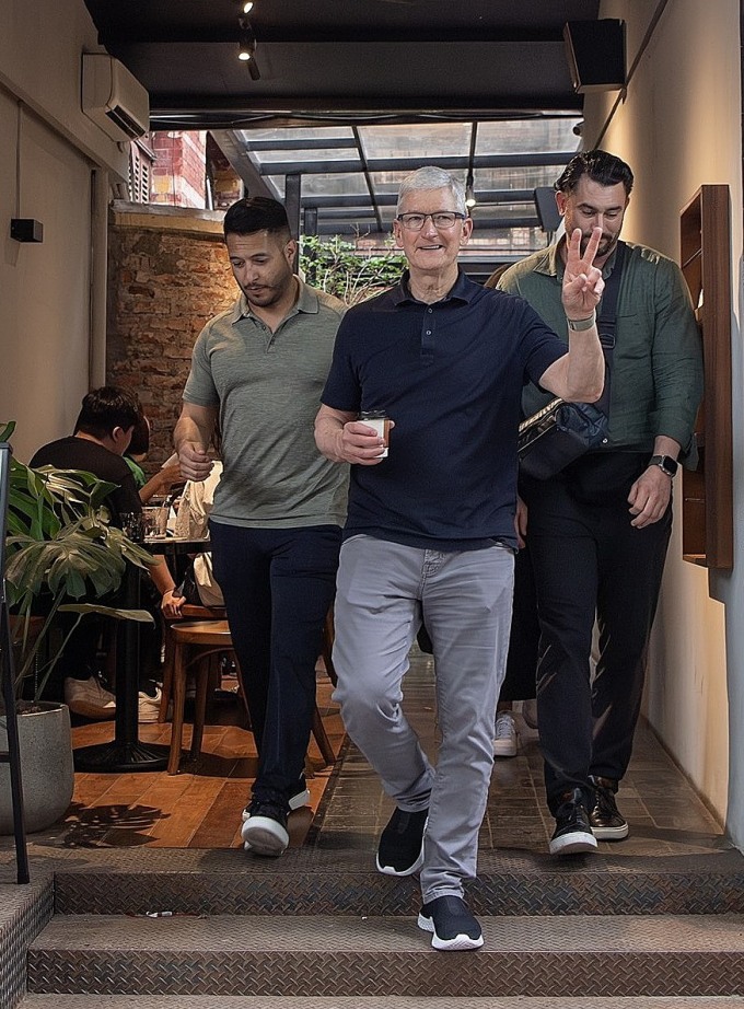Hình đại diện Tim Cook đến Việt Nam đã đi cà phê hai lần trong một ngày ở Hà Nội