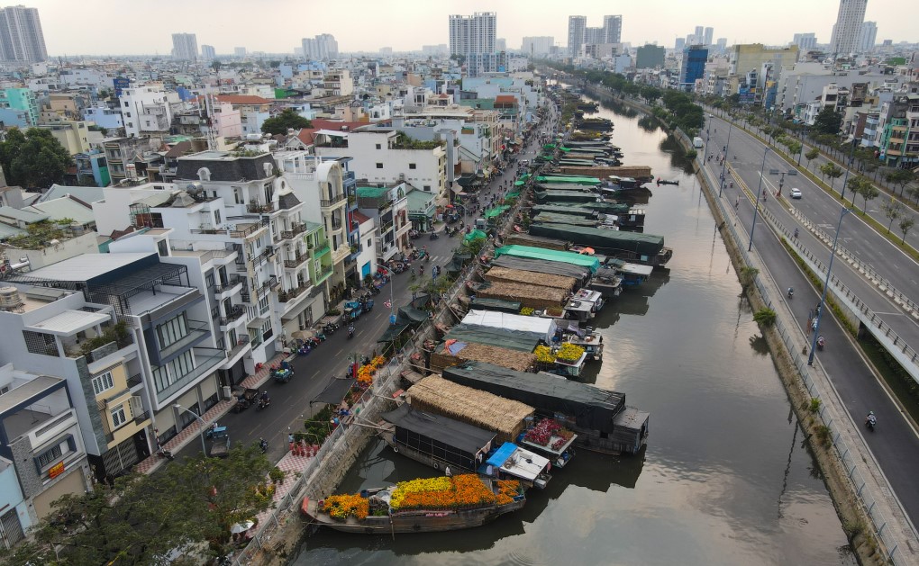 Các hoạt động hội chợ gần bờ sông trong mùa lễ hội sông nước
